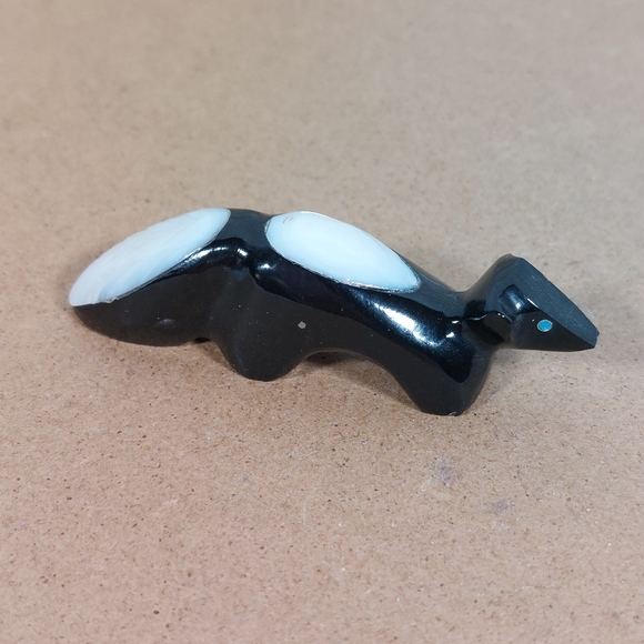 Zuni Other - ZUNI FETISH Skunk Calvert Bowannie Black Mother of Pearl Figurine Signed
